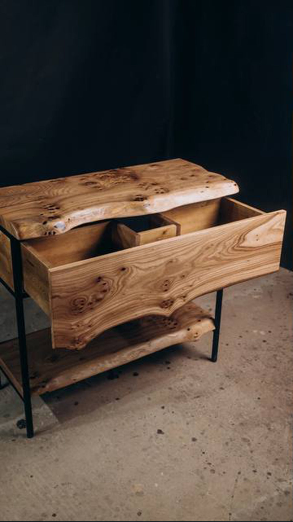 Тумба из азиатского карагача с ящиком и зеркалом