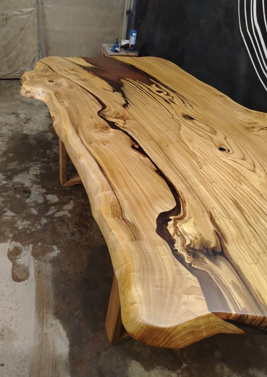 Стол из слэба карагача с ножками из массива 5