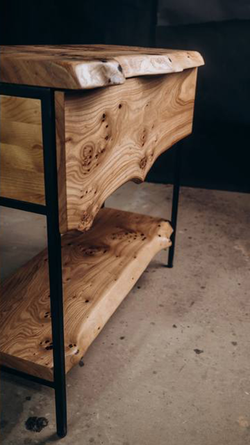 Тумба из азиатского карагача с ящиком и зеркалом