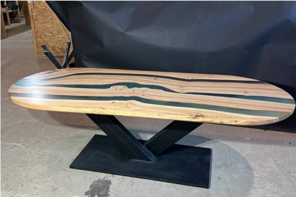 Большой стол из азиатского карагача со смолой