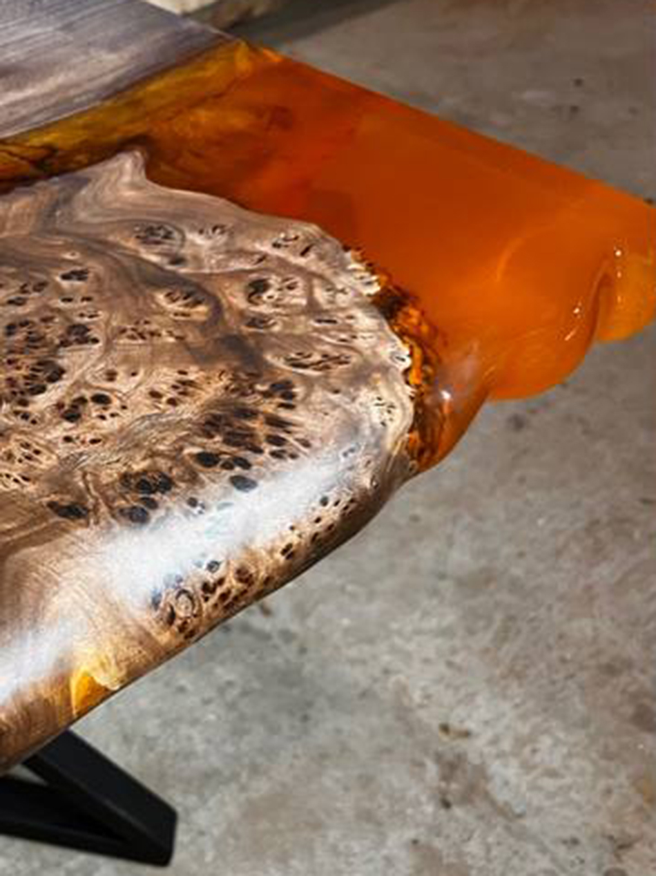 Стол из капового карагача с янтарной заливкой