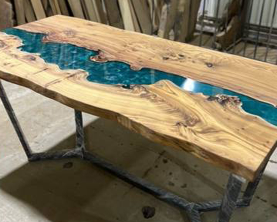 Большой стол с живыми краями и перламутровой заливкой 2