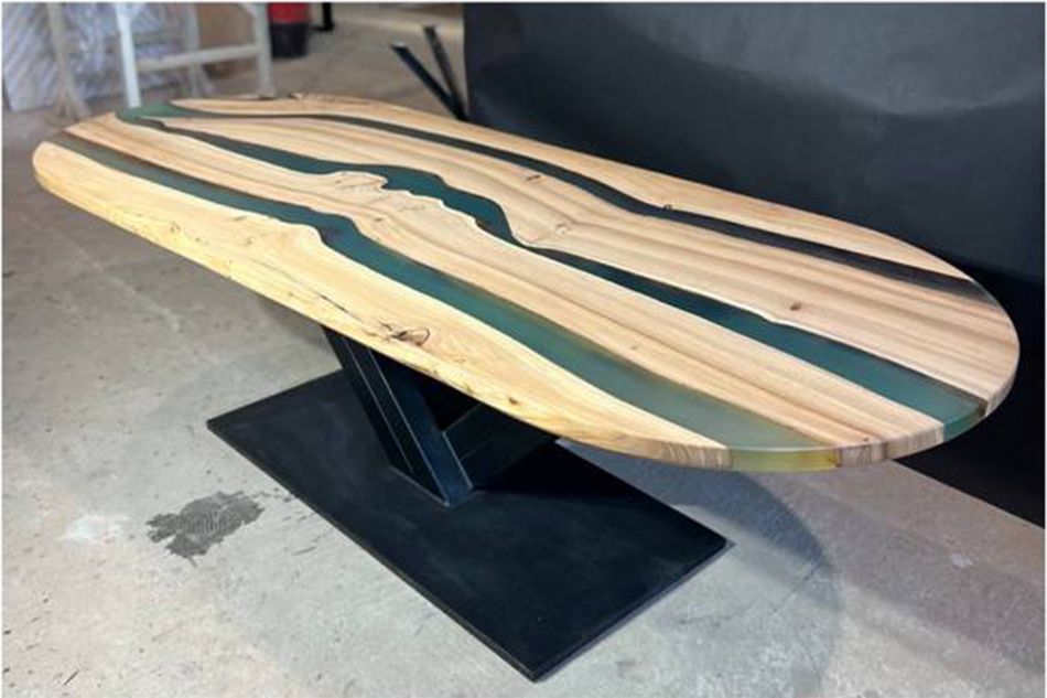 Большой стол из азиатского карагача со смолой