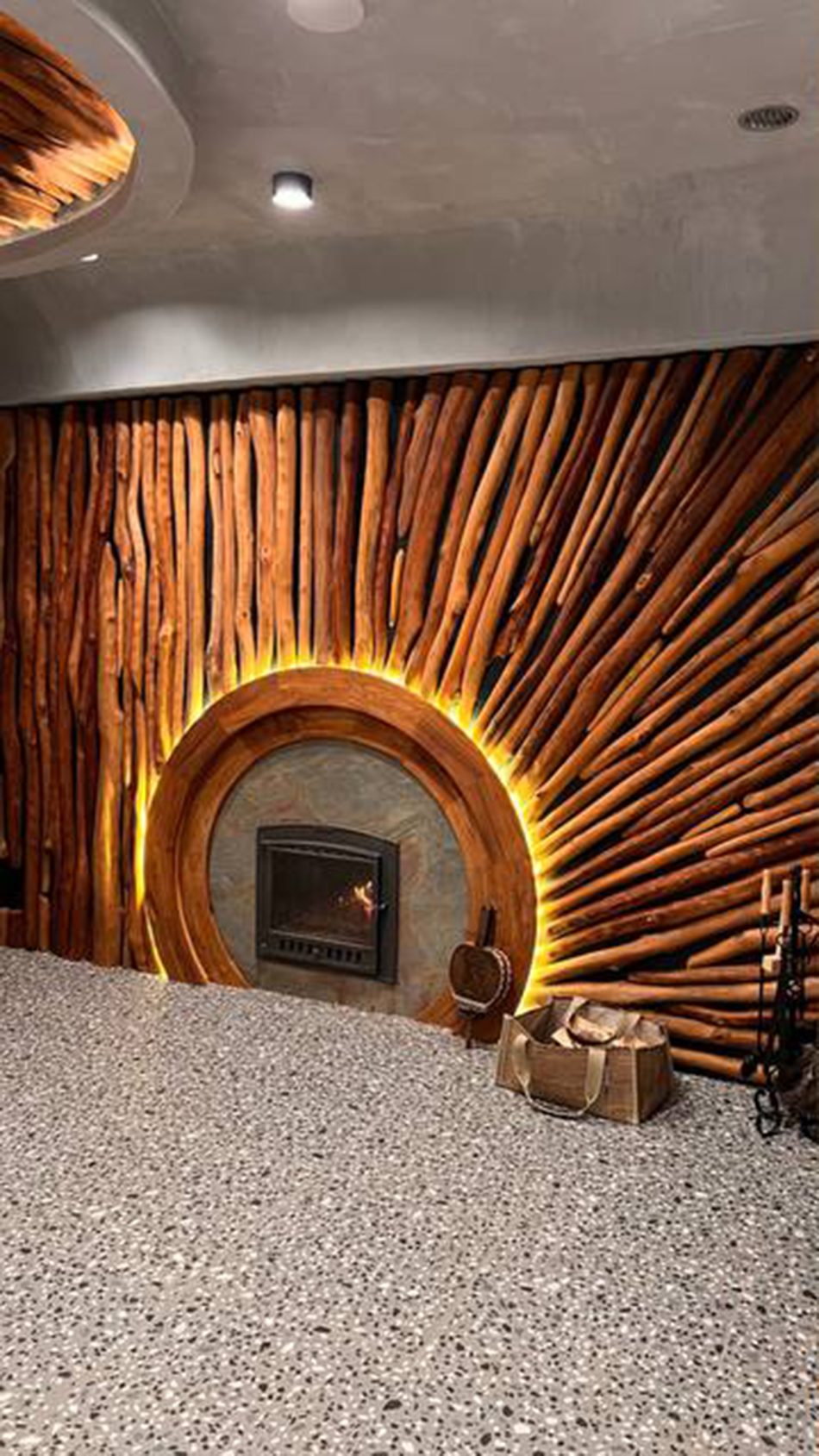 Комплект: стол из лиственницы со скамейками + стол из скального дуба + стены и люстра из столбов карагача