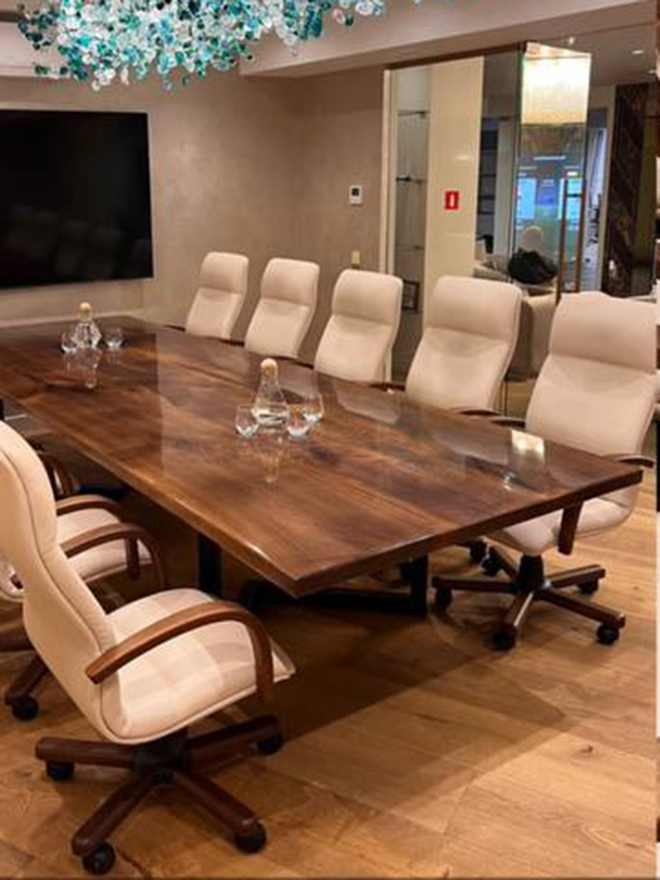 Стол для переговорной из грецкого ореха