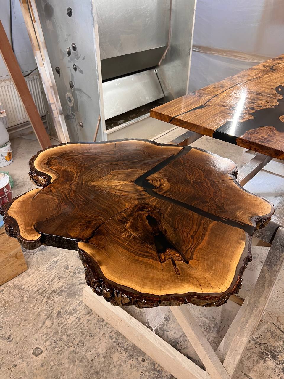 Журнальный столик из спила грецкого ореха