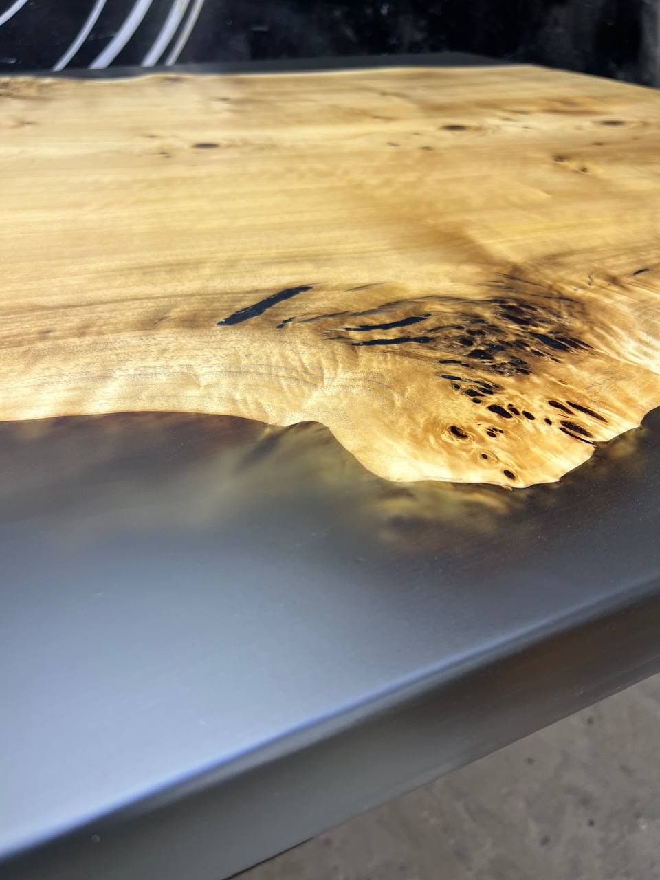 Cтол из капового горного тополя со смолой 5