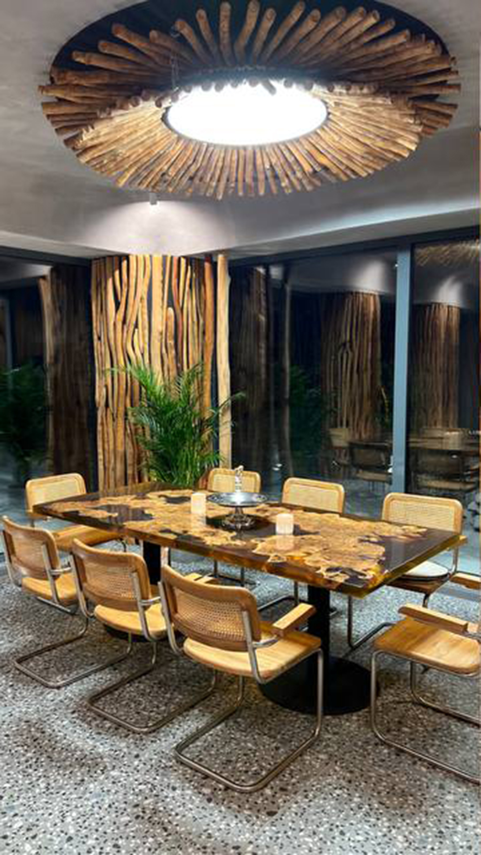 Комплект: стол из лиственницы со скамейками + стол из скального дуба + стены и люстра из столбов карагача