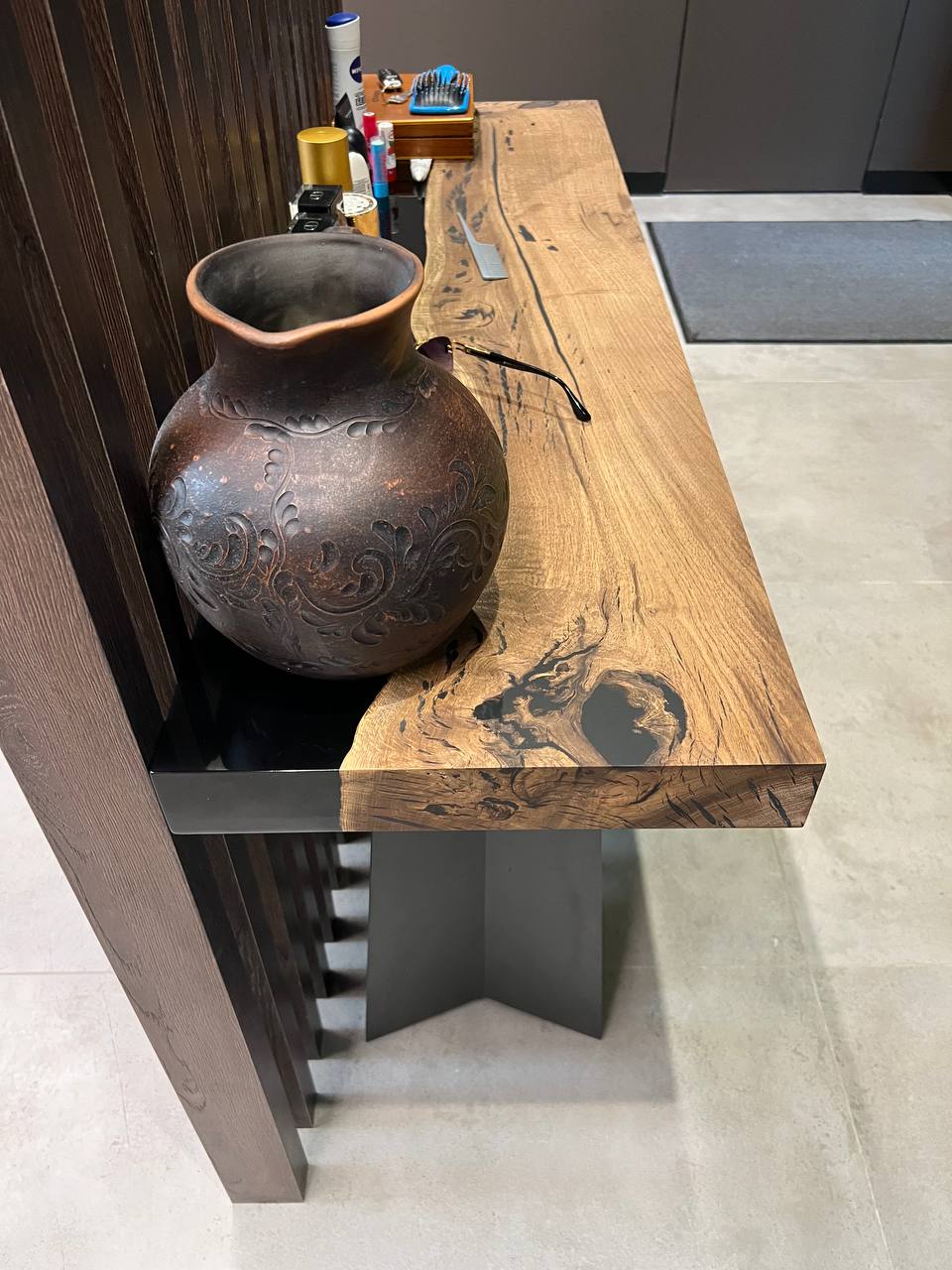 Консоль из скального дуба в глянцевой полировке