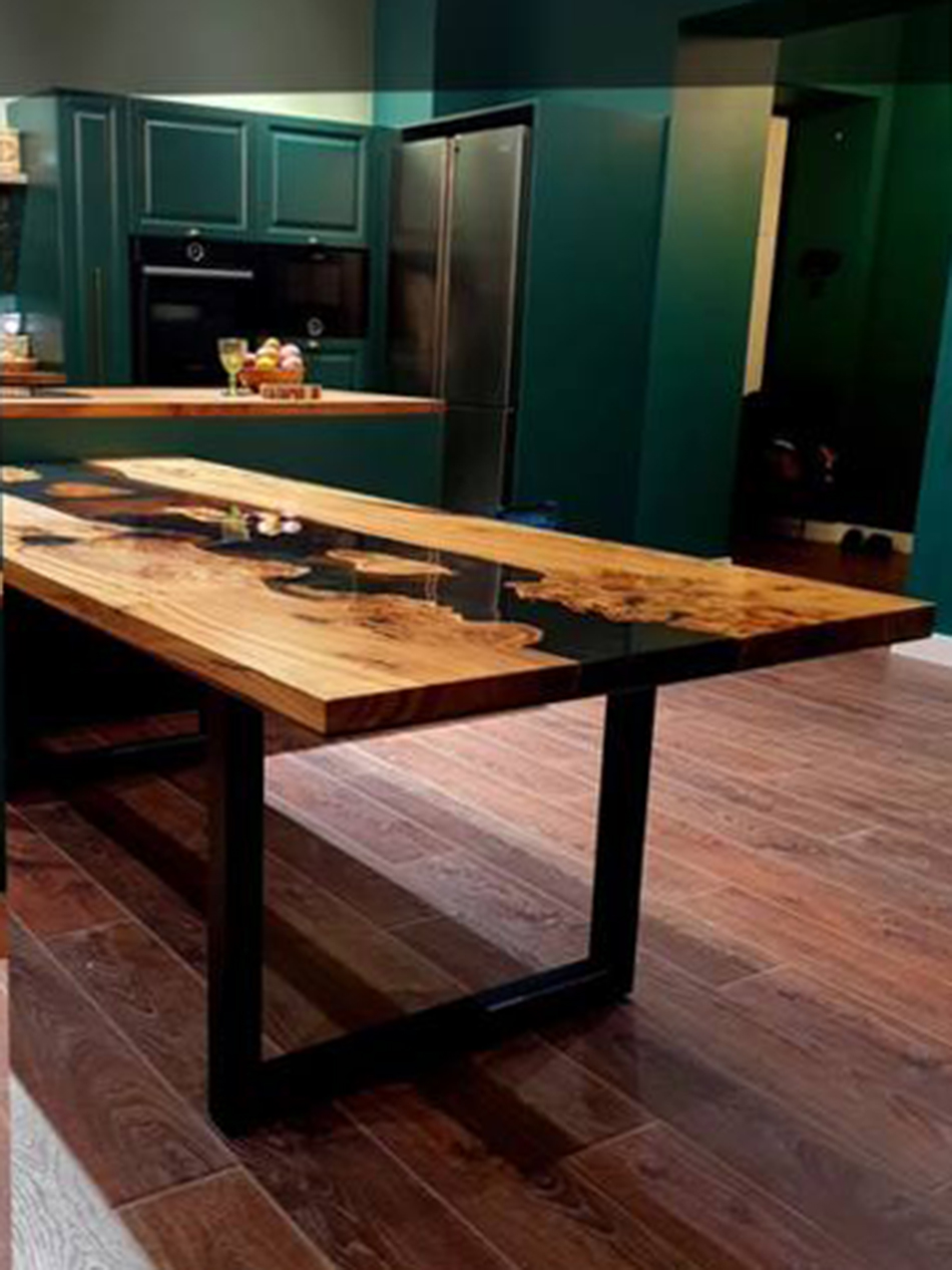 Стол из карагача со смолой