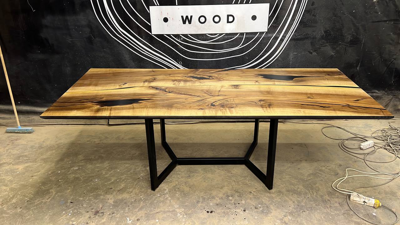 Стол из массива грецкого ореха с полимером 3