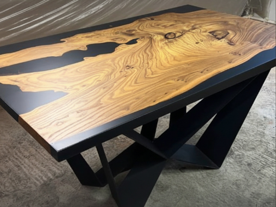 Стол из капового азиатского карагача со смолой