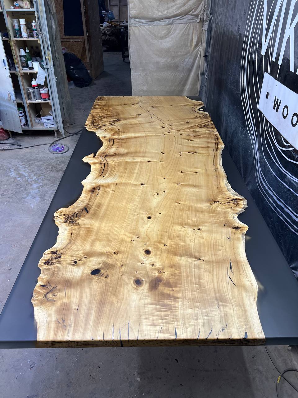 Cтол из капового горного тополя со смолой 3