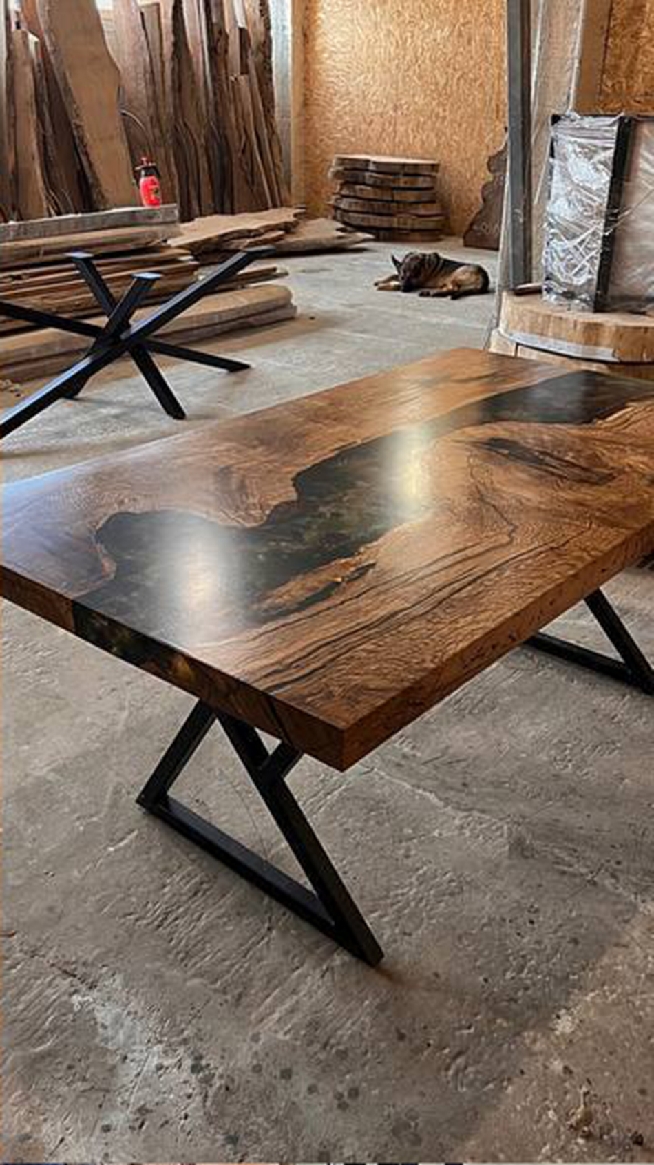 Стол со смолой, с наполнением из шишек, мха и гальки 2