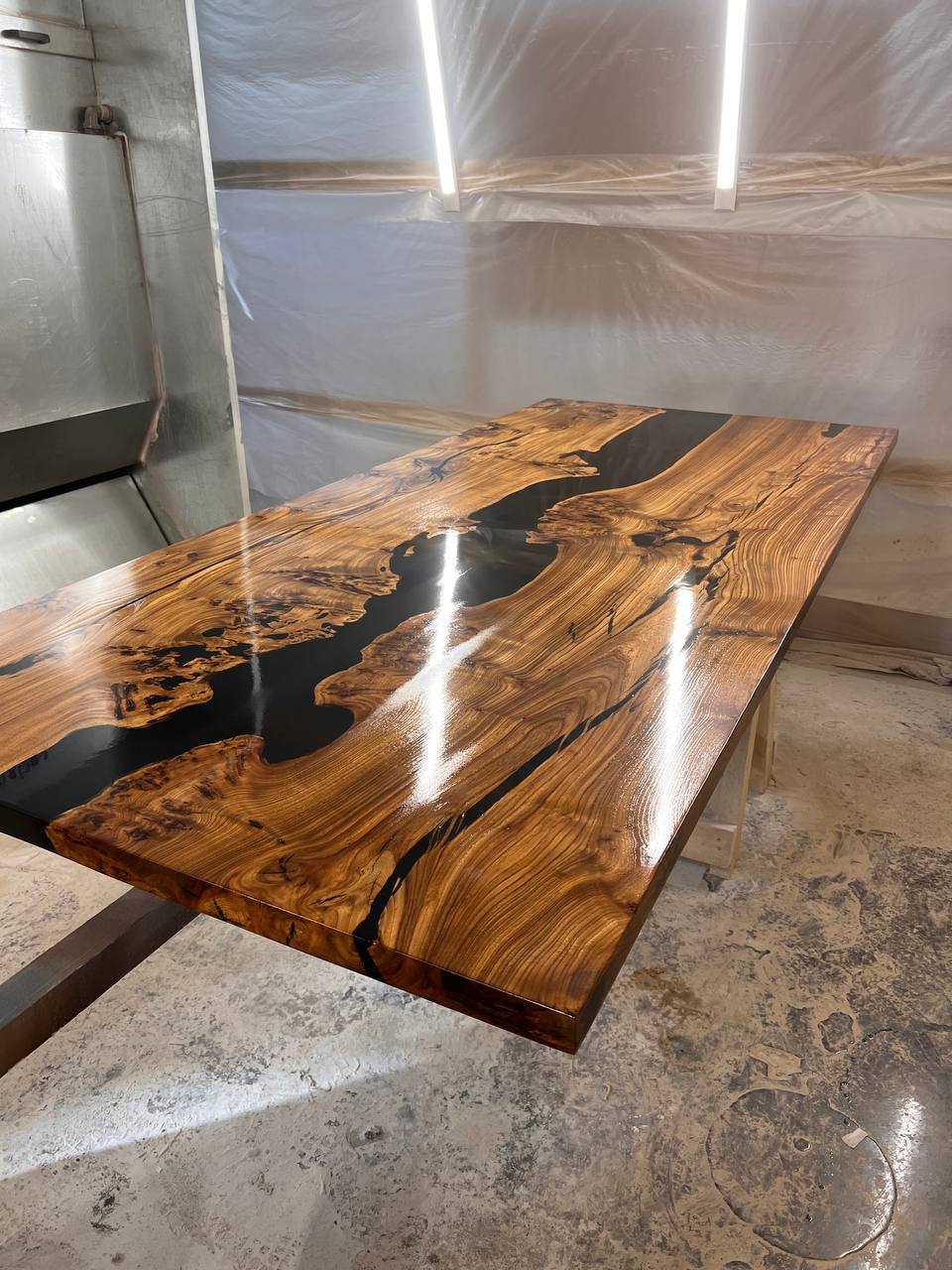 Стол из карагача с черной заливкой 2