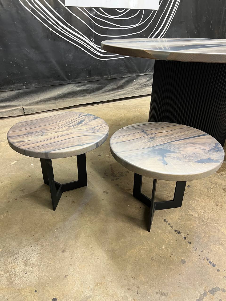 Комплект столов «Семейка» из массива грецкого ореха и полимера