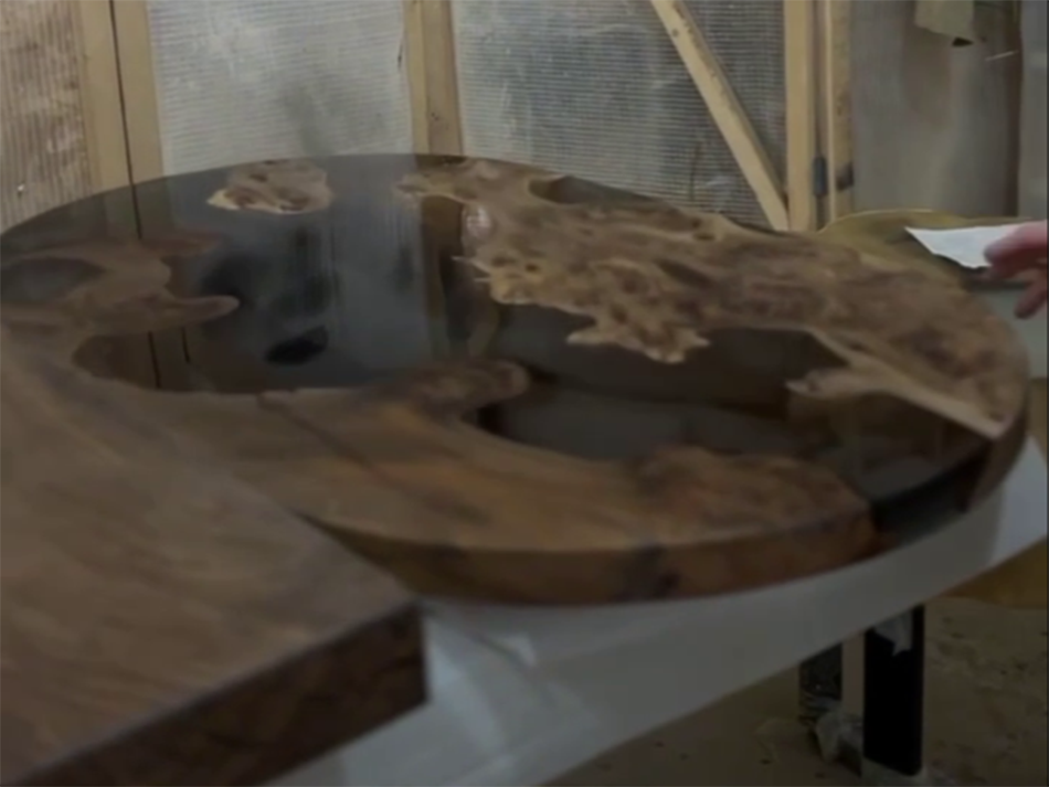 Столешница со смолой по центру