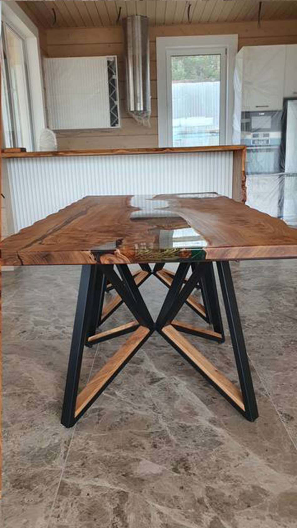 Стол с живыми краями со смолой 3