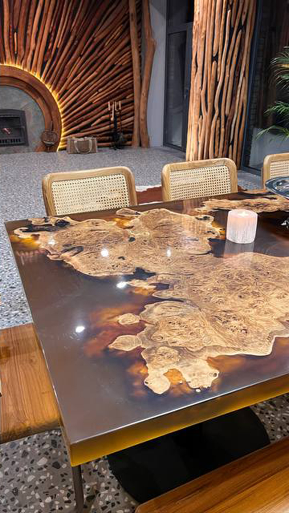 Комплект: стол из лиственницы со скамейками + стол из скального дуба + стены и люстра из столбов карагача