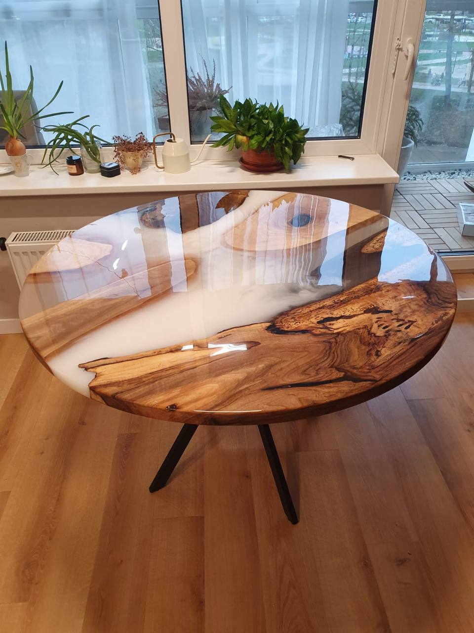 Столешница из ореха со смолой с эффектом белого дыма, покрытие глянцевый лак 5