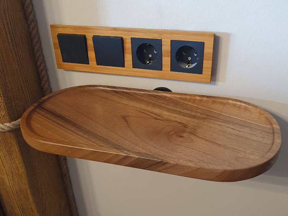 Небольшая полка из грецкого ореха