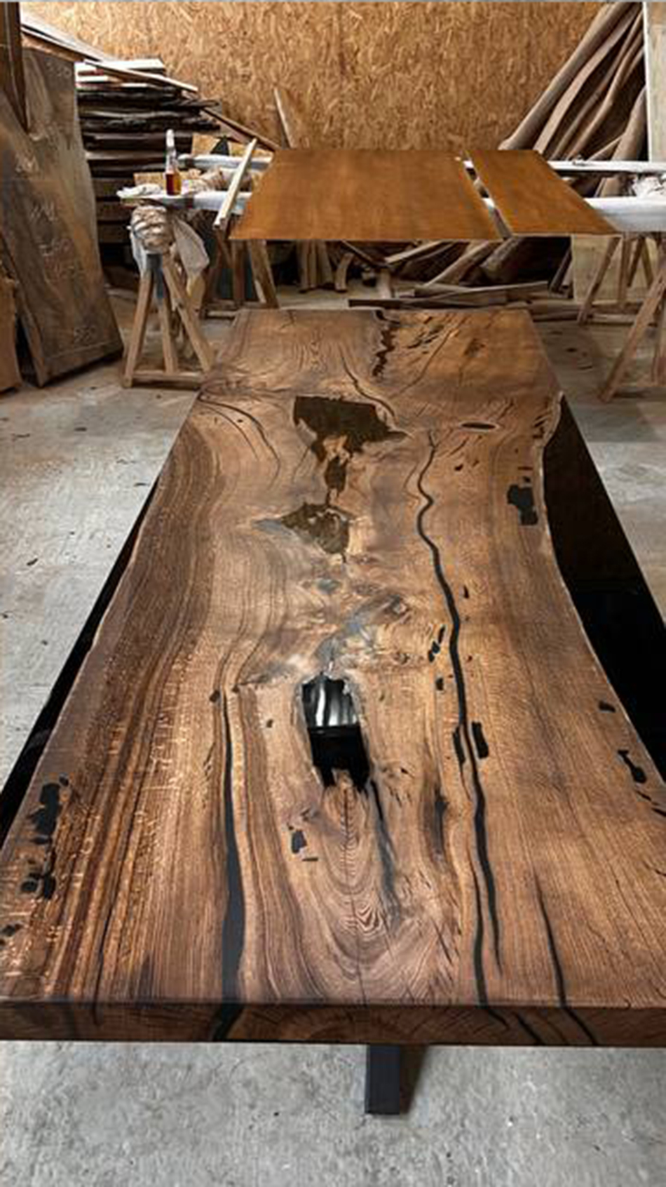Стол из 200-летнего дуба со смолой по краям