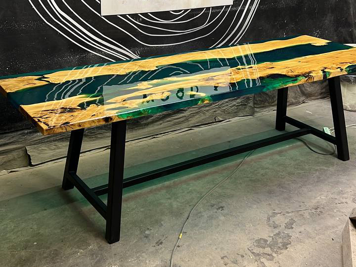 Обеденный стол из капового граба с заливкой