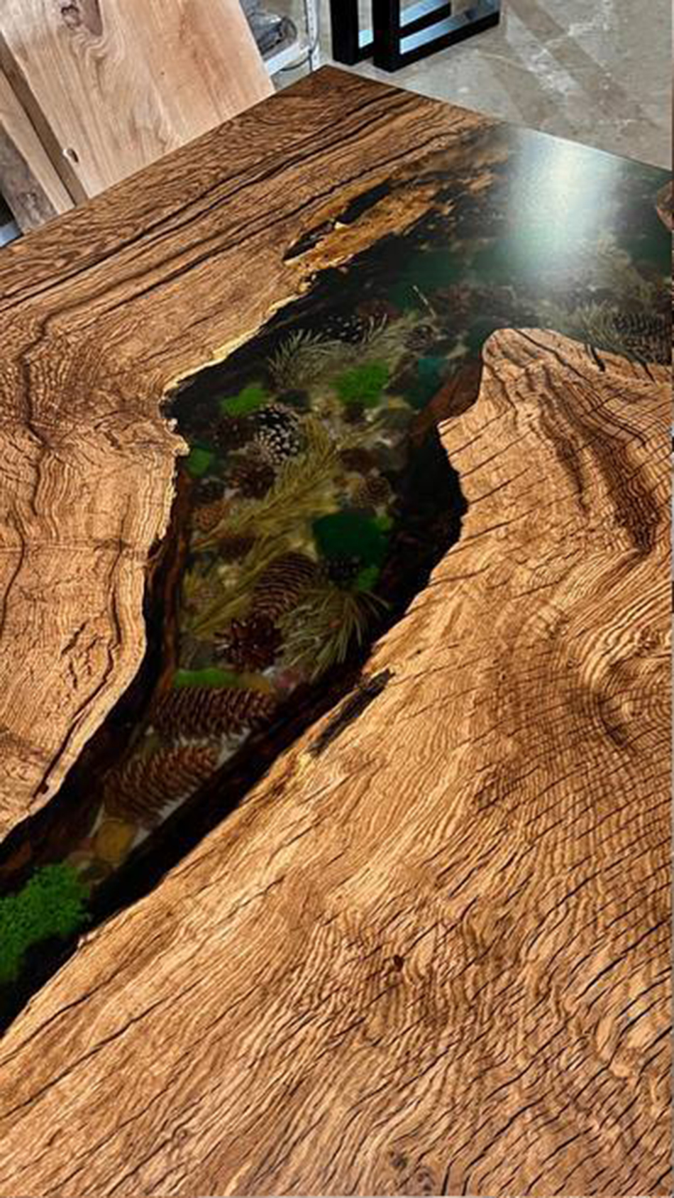 Стол со смолой, с наполнением из шишек, мха и гальки