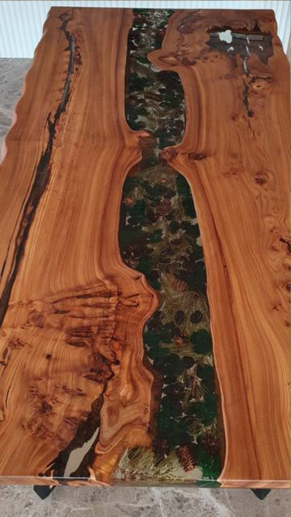 Стол с живыми краями со смолой 4