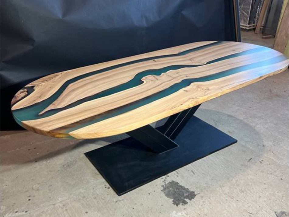 Большой стол из азиатского карагача со смолой