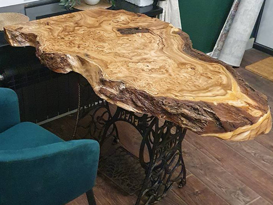 Небольшой стол из карагача с корой и винтажным подстольем