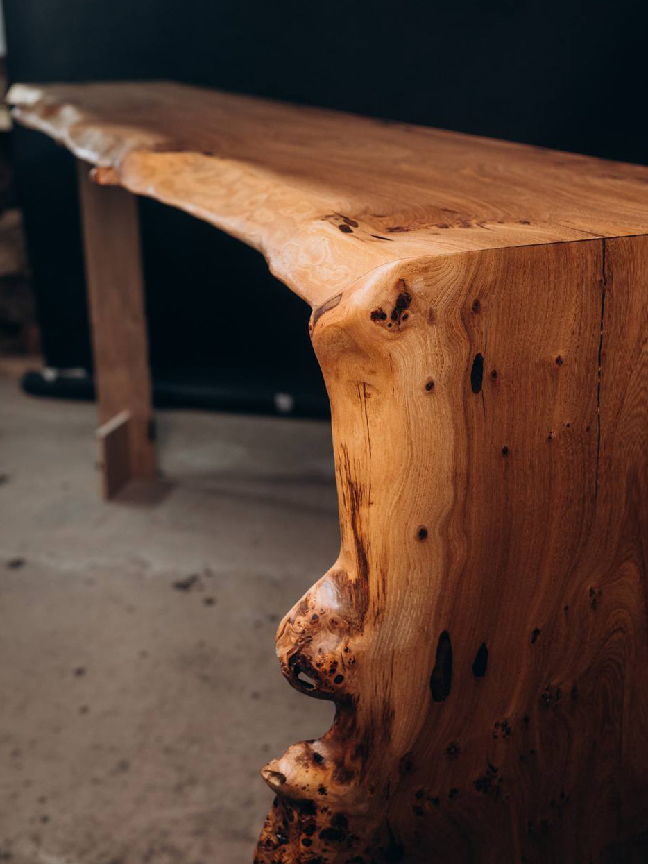 Барный стол с живыми краями со смолой