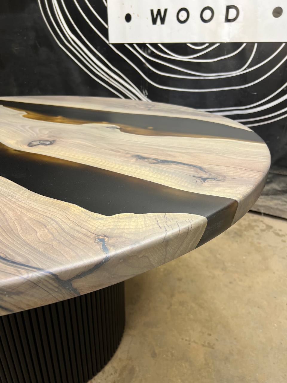 Комплект столов «Семейка» из массива грецкого ореха и полимера 2