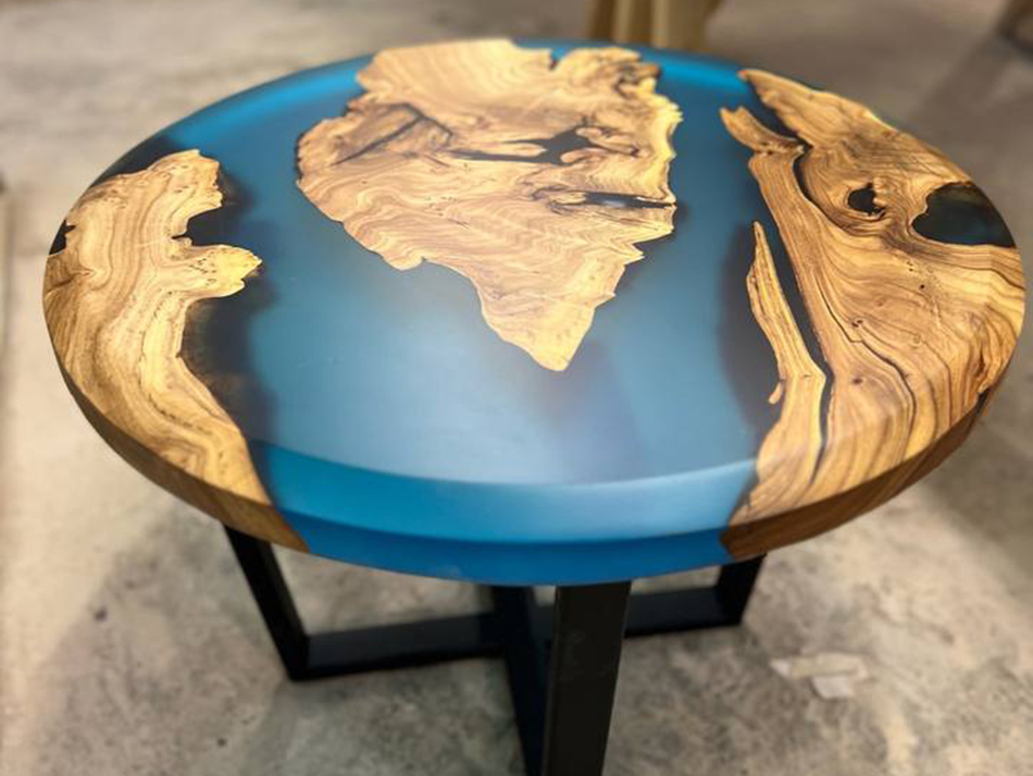 Журнальный столик из слэба карагача со смолой 2