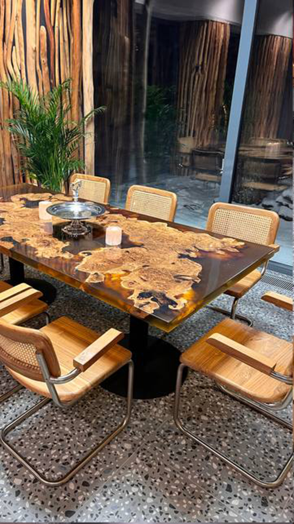 Комплект: стол из лиственницы со скамейками + стол из скального дуба + стены и люстра из столбов карагача 12