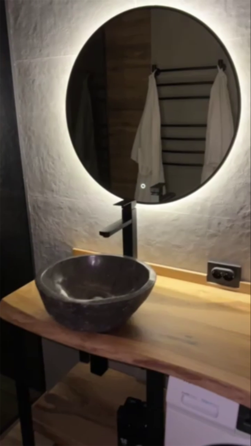 Тумба со столешницей из грецкого ореха и раковиной из речного камня 2