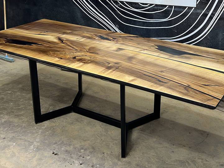 Стол из массива грецкого ореха с полимером 4