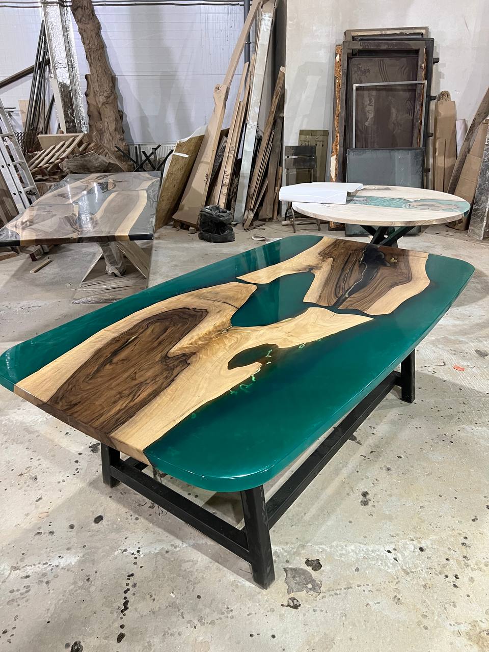 Стол из грецкого ореха со смолой