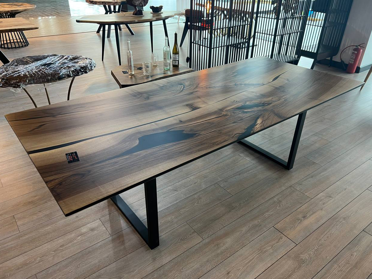 Стол из грецкого ореха с полимерной вставкой 3