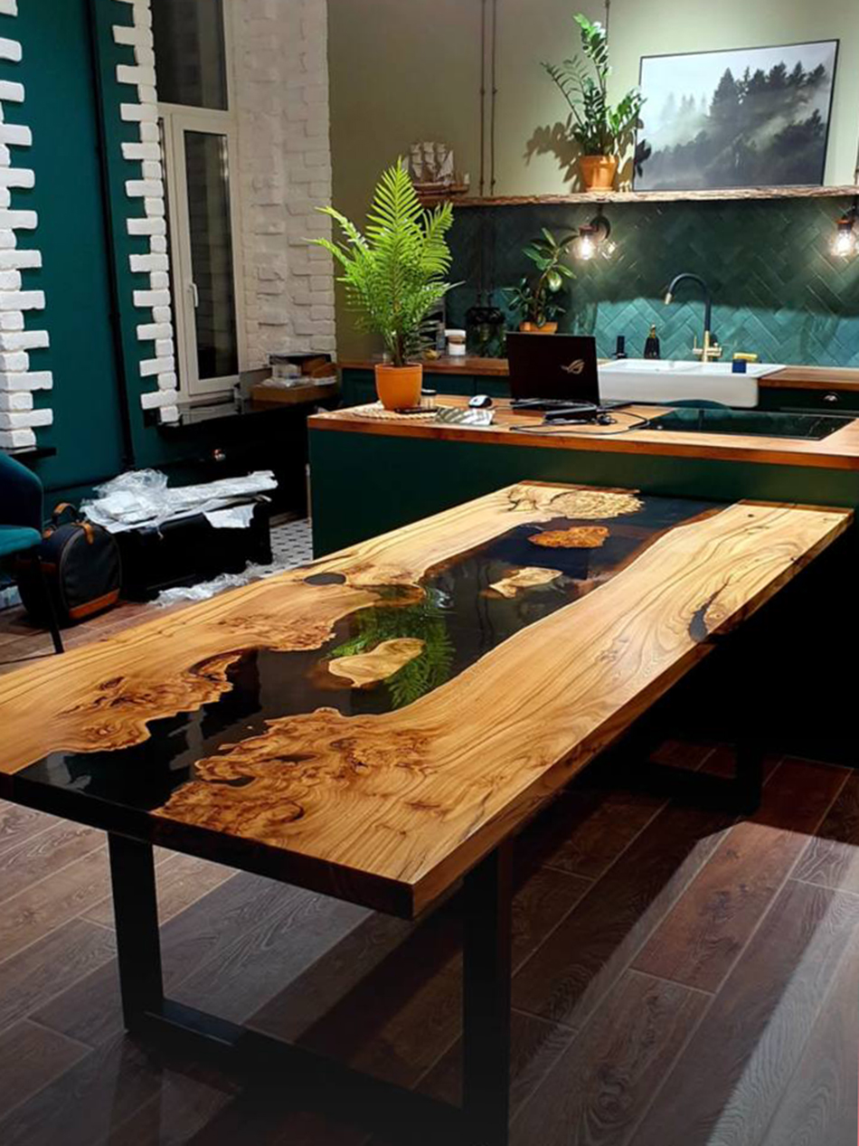 Стол из карагача со смолой