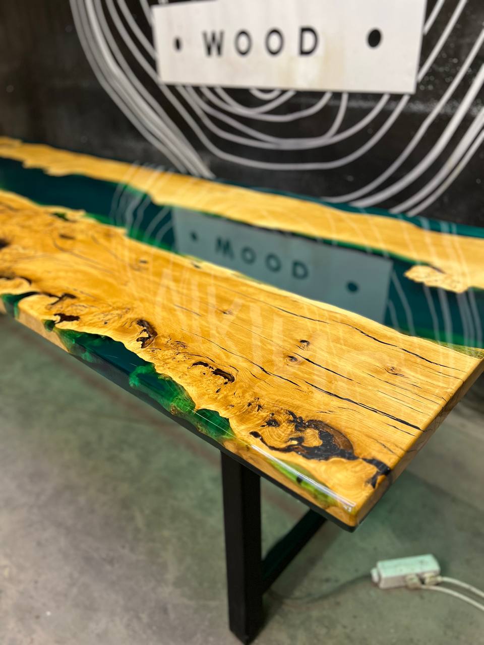 Обеденный стол из капового граба с заливкой