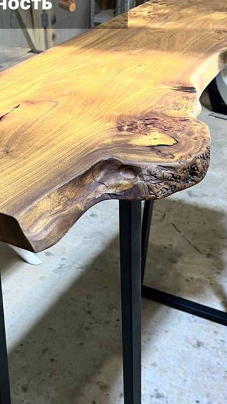 Барный стол из карагача с живым краем
