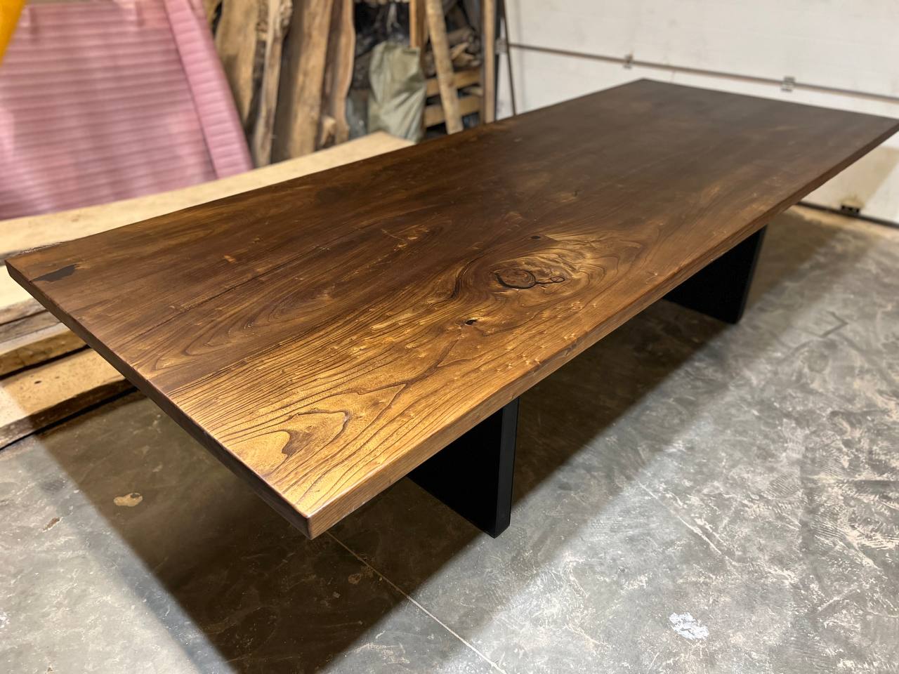 Большой стол из двух слэбов азиатского карагача