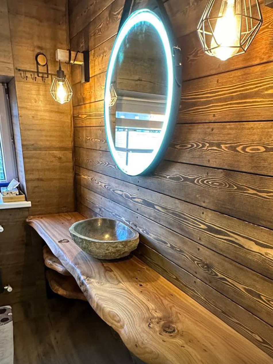 Столешница из азиатского карагача с раковиной из речного камня