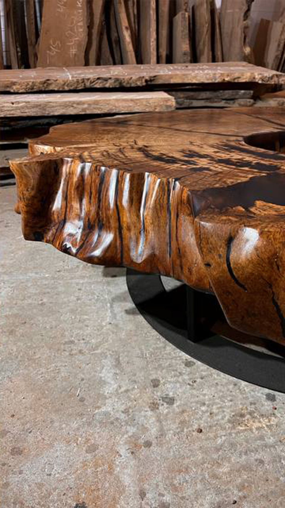 Журнальный стол из многовекового спила дуба с живыми краями 8