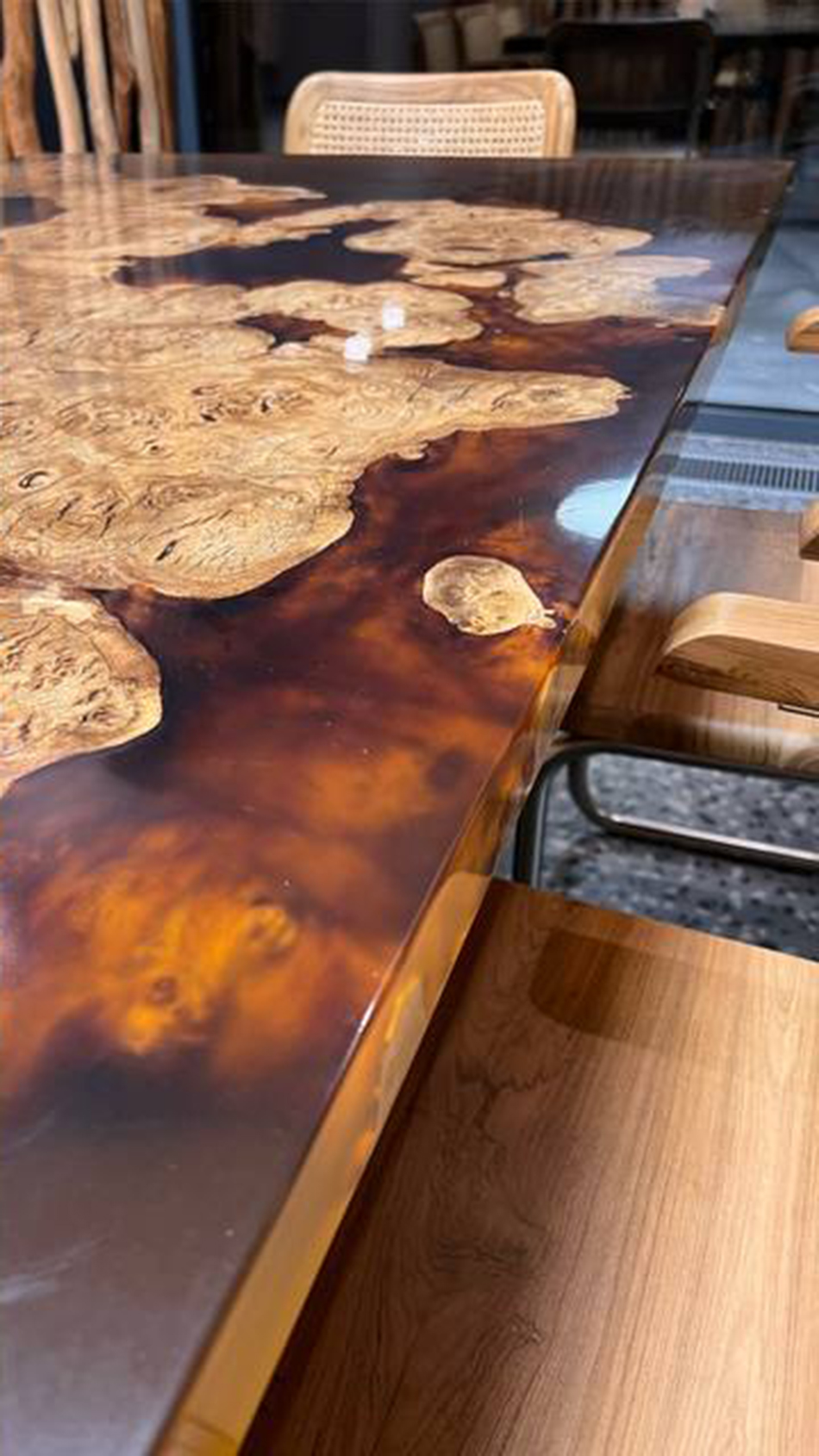 Комплект: стол из лиственницы со скамейками + стол из скального дуба + стены и люстра из столбов карагача 16