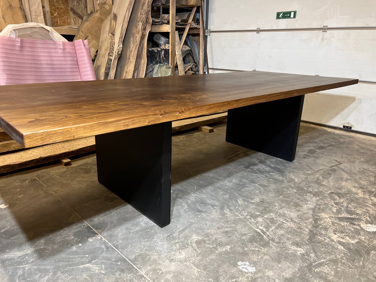Большой стол из двух слэбов азиатского карагача 4
