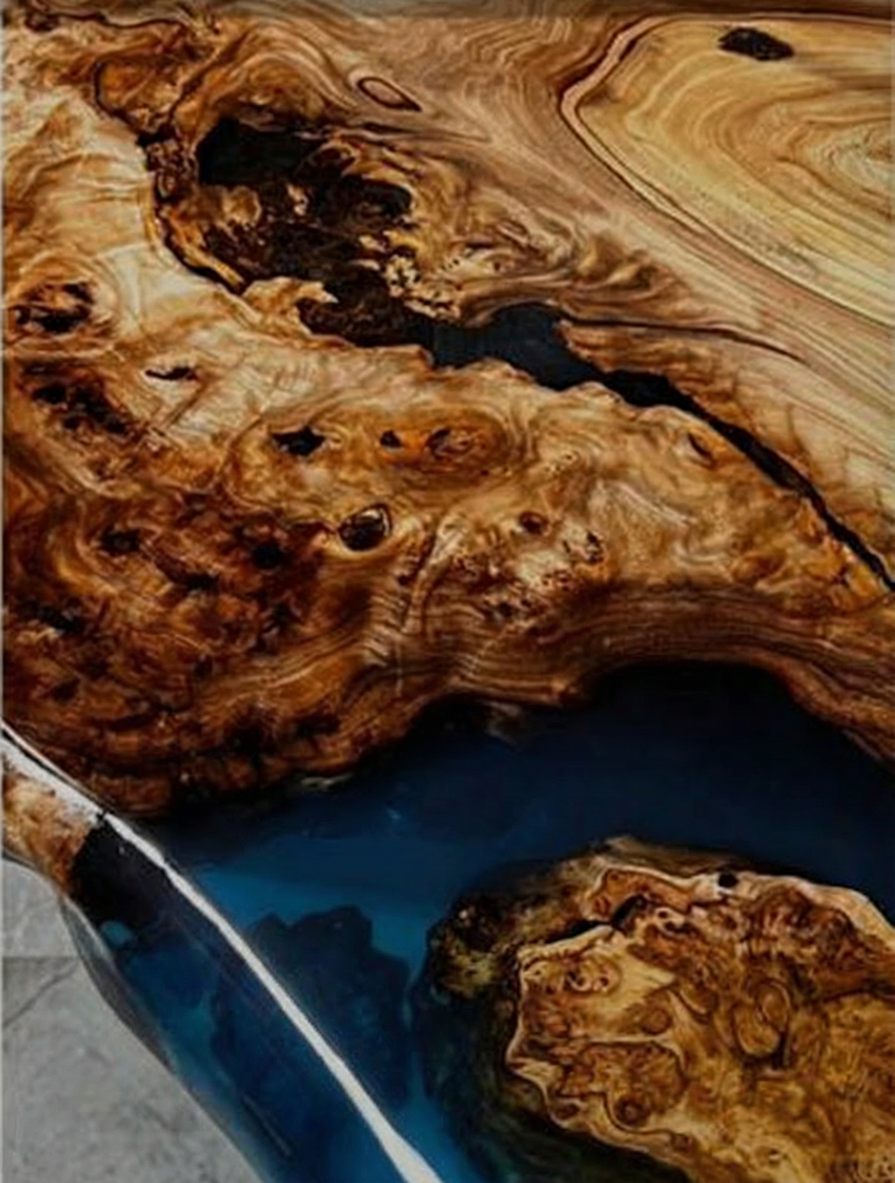 Стол из дикого скального азиатского карагача