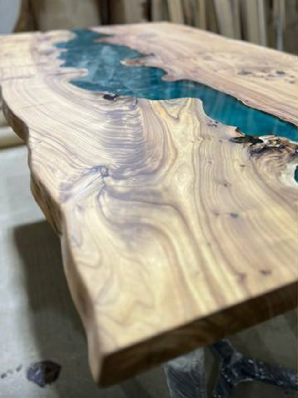 Большой стол с живыми краями и перламутровой заливкой