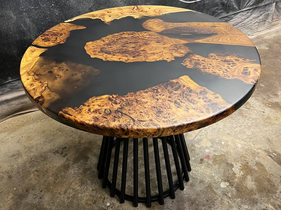 Журнальный столик из капового азиатского карагача со смолой 2